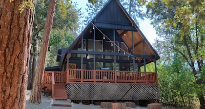 Modern A-Frame next to a creek, minutes to Bass Lake and close to Yosemite