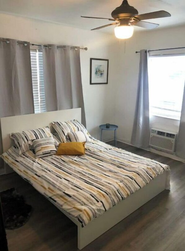 1 habitación, tabla de planchar con plancha, wifi gratis y ropa de cama 