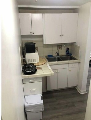 Refrigerador, microondas, utensilios de cocina y condimentos 