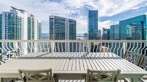 A balcony with a view of high-rise buildings and the ocean. - 4309 the club  · PENTHOUSE Oceanview 4bedroom freeparking @brickell (Miami)