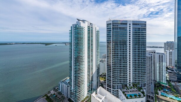 A high-rise building with a modern architectural design, situated near a body of water. - 4309 the club  · PENTHOUSE Oceanview 4bedroom freeparking @brickell (Miami)