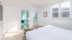 A bedroom with a bed, a window, and a door leading to a balcony. - 4309 the club  · PENTHOUSE Oceanview 4bedroom freeparking @brickell (Miami)