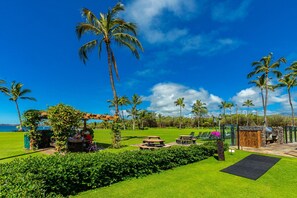 Outdoor dining - Enjoy Your Oceanside Dream at Kihei Surfside (Kihei)