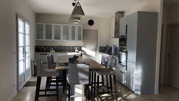 Een koelkast, een microgolfoven, een oven, een kookplaat