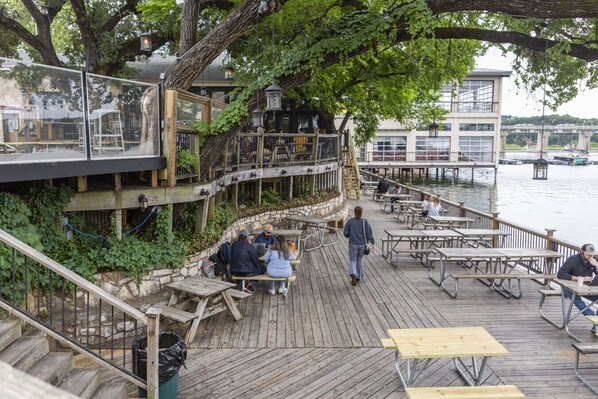 Outdoor dining - `Oak Grove Bungalow`- Private Downtown Bungalow (Austin)