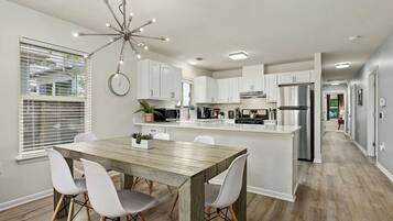 冰箱、微波炉、烤箱、炉灶