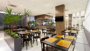 Café da manhã, almoço e jantar; churrasco