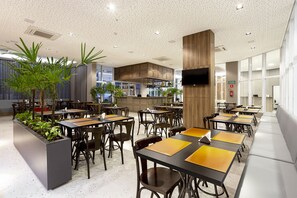 供应早餐、午餐和晚餐，烤肉