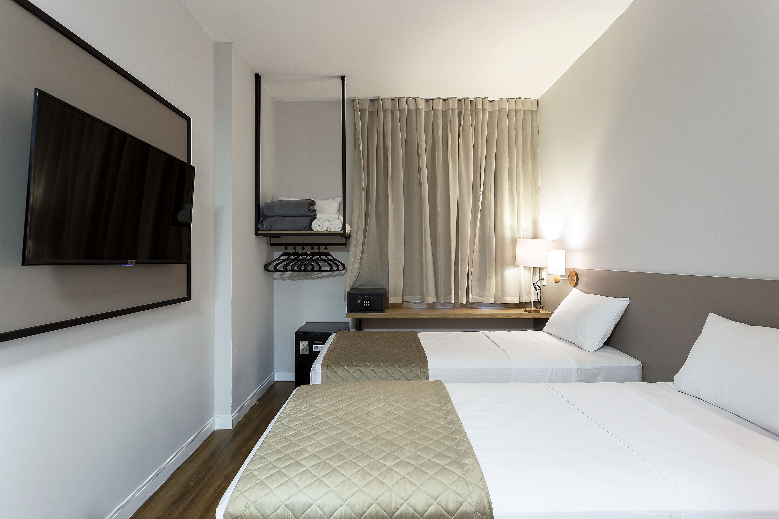 deluxe room, mobility accessible | minibar, in-room safe, desk, laptop workspace