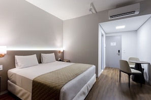 Habitació superior | Minibar, caixa forta a l'habitació i escriptori 