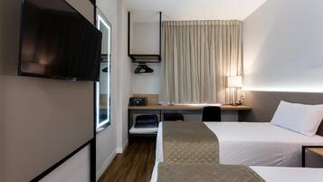 Quarto quádruplo luxo, 2 quartos | Frigobar, cofres nos quartos, escrivaninha