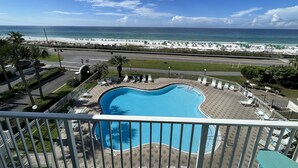 Zona de piscina con vista a la playa y al océano.