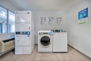 Desk, laptop workspace, blackout drapes, free WiFi - Studio 6 Albuquerque, NM – Midtown (Albuquerque)