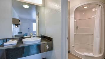 Combined shower/tub, rainfall showerhead, towels