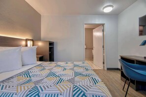 Escritorio, espacio para trabajar con laptop y cortinas blackout 