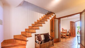 A staircase with wooden steps and a bench at the bottom. - Casa Torres (Pollensa / Pollença)