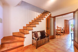 A staircase with wooden steps and a bench at the bottom. - Casa Torres (Pollensa / Pollença)