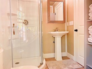 Dusche, Handtücher, Toilettenpapier