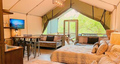 Brand new waterfront Cabin with many amenities: Pool, hot tub & kayaking. - SG2