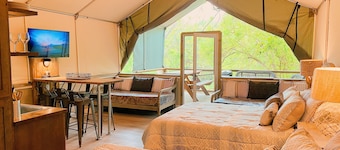 Brand new waterfront Cabin with many amenities: Pool, hot tub & kayaking. - SG5 