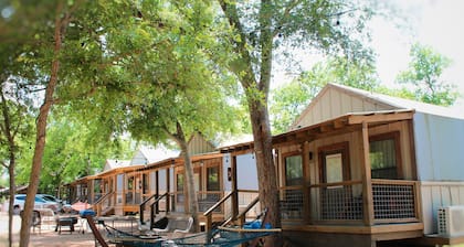 Brand new waterfront Cabin with many amenities: Pool, hot tub & kayaking. - SG5
