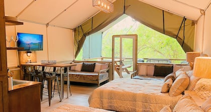 Sleeps 6! Brand new Cabin with many amenities: Pool, hot tub, kayaking! - SG7