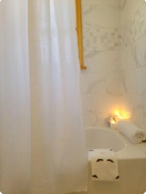 Sèche-cheveux, serviettes fournies, papier toilette