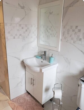 Sèche-cheveux, serviettes fournies, papier toilette