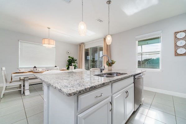 KĂŒhlschrank, Mikrowelle, Ofen, Herdplatte