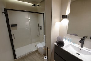 Shower, free toiletries, towels, toilet paper - Ubrique Rural Loft (Ubrique)