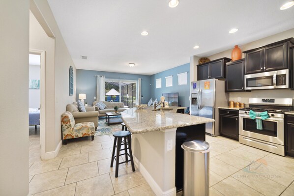 Réfrigérateur, four à micro-ondes, un four, surface de cuisson