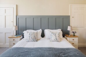 3 bedrooms, iron/ironing board, travel cot, free WiFi - Luxury Georgian Duplex in Central Bath (Bath)