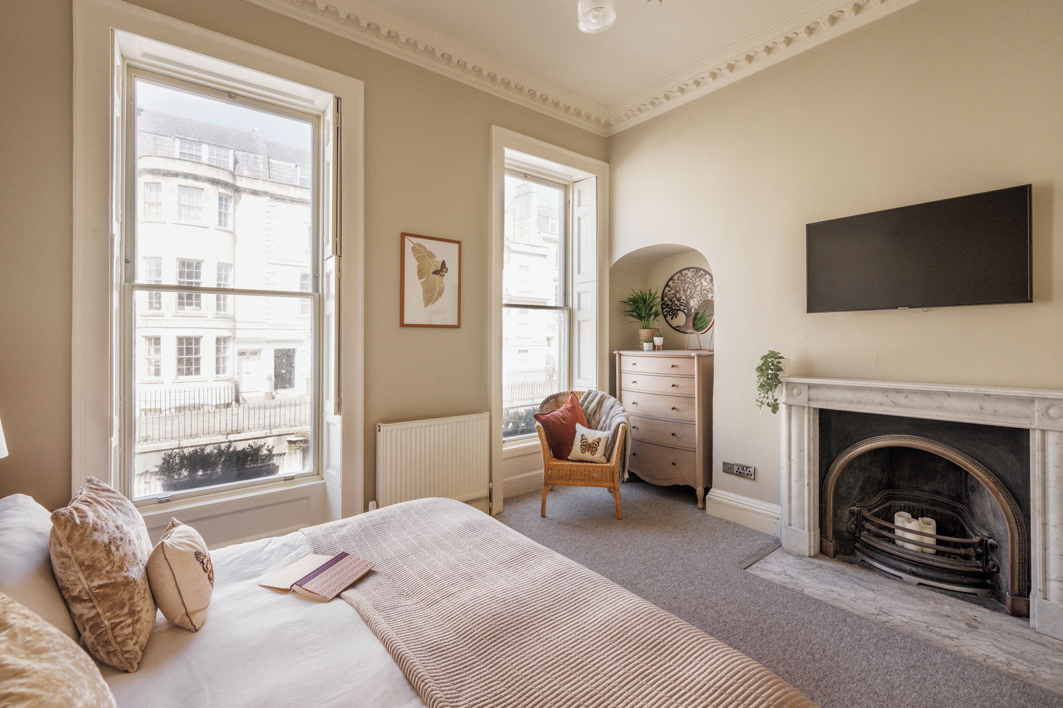 3 dormitorios, tabla de planchar con plancha, cuna de viaje