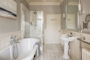 Bathtub, hair dryer, towels, soap - Luxury Georgian Duplex in Central Bath (Bath)