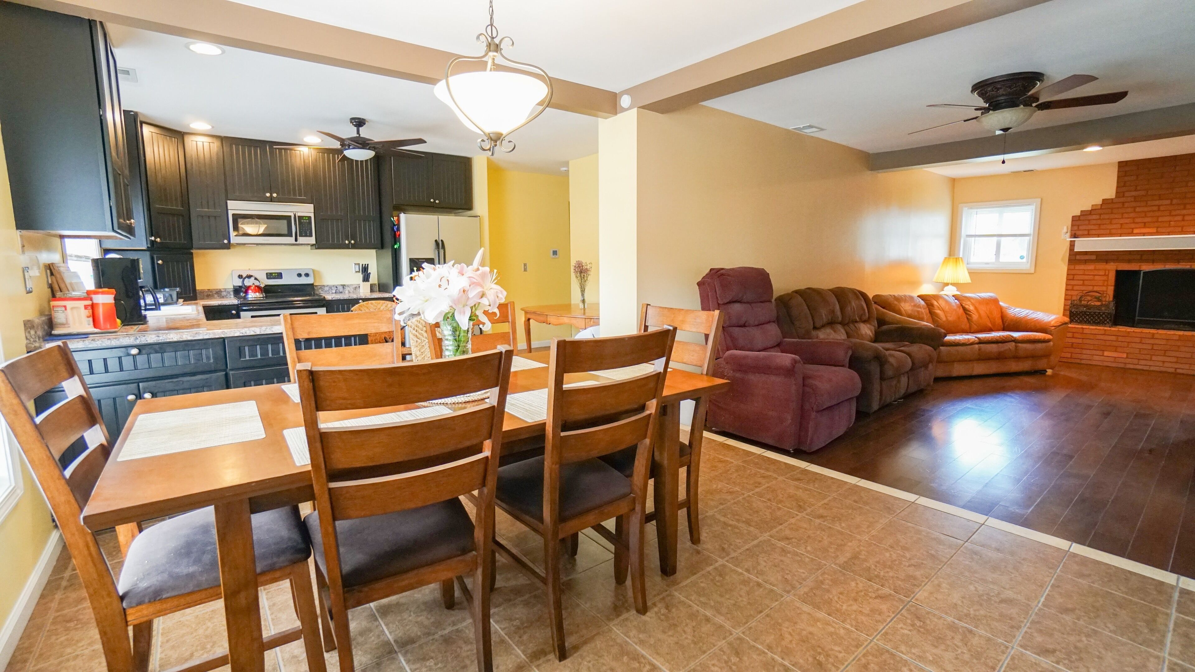 Cozy Lakeside 3 Bedroom House with Boat Dock