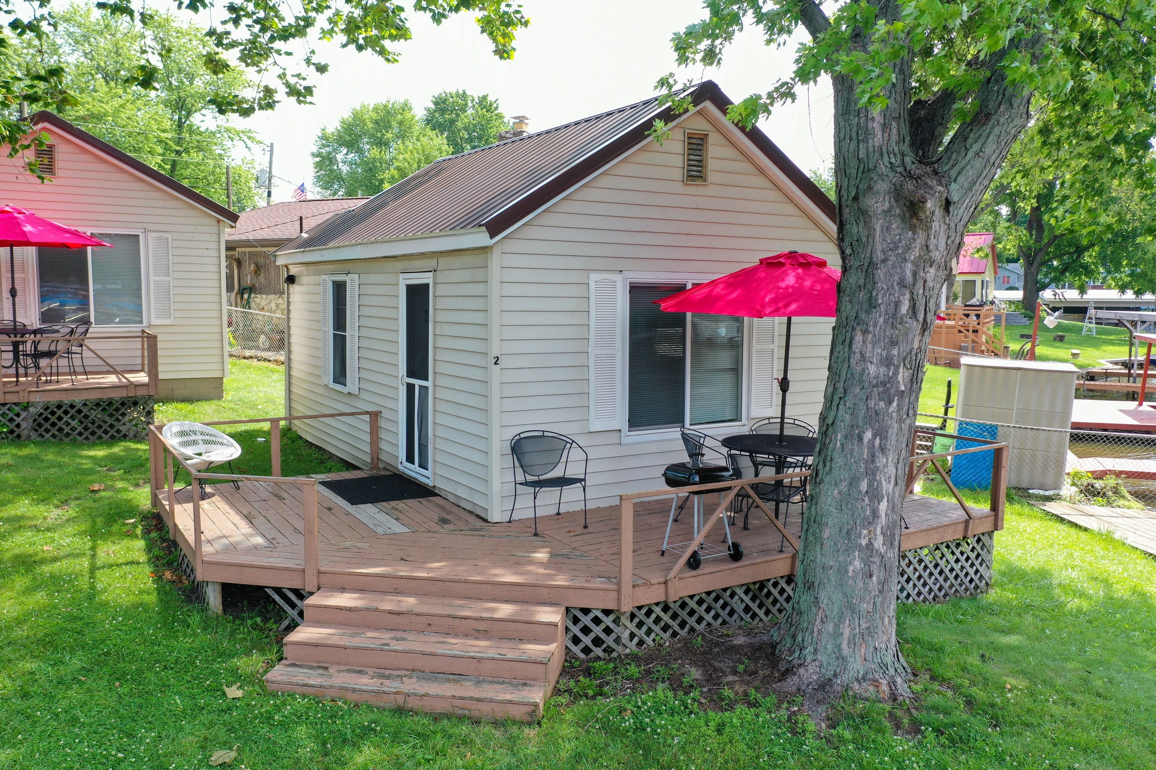 Paradise Cove Lake front Cottage 2 with Boat Docks