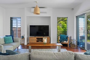 TV, books - "Sea La Vie" - Perfect Holiday Getaway (Copacabana)