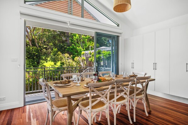 Dining - "Sea La Vie" - Perfect Holiday Getaway (Copacabana)