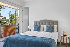 5 bedrooms, desk, iron/ironing board, WiFi