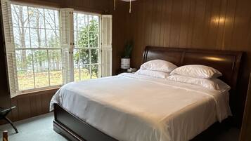 4 bedrooms, iron/ironing board, WiFi (free), bed sheets