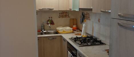 Kühlschrank, Ofen, Herdplatte, Wasserkocher