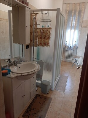 Douche, sèche-cheveux, serviettes fournies, savon