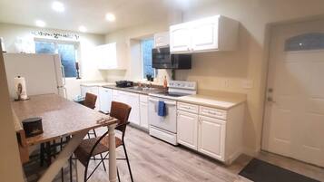 Réfrigérateur, four à micro-ondes, un four, surface de cuisson