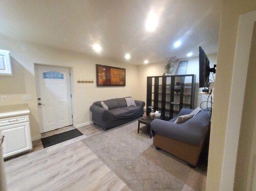 Modern Private Cottage Basement Unit 