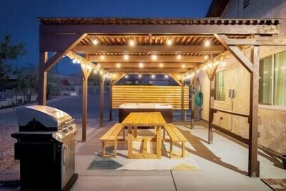Hot Tub, Stargazing Dome, King Bed, EV Charger