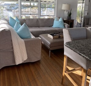 Living area - Walk to Music Festival at the Indian Reservation & Shinnecock Golf Course (Southampton)