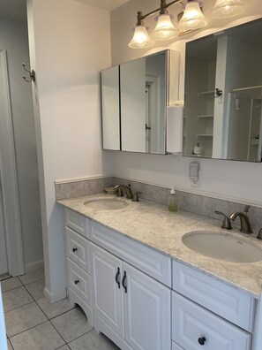 Bathroom - Walk to Music Festival at the Indian Reservation & Shinnecock Golf Course (Southampton)