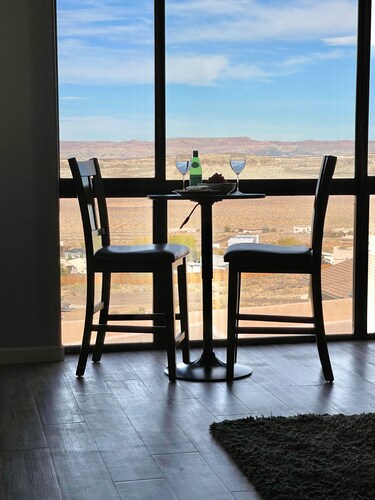 Lake Powell View home, Two King Master Stes., Close to Marinas,  RV/Boat parking