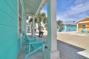 Terrace/patio - Blue Wave~Community Pool~Family Friendly~Sleeps 10 (Port Aransas)
