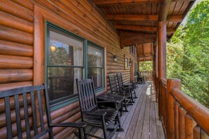 Property grounds - Summer Time Fireflies! Only 5 mins to Pigeon Forge (Sevierville)